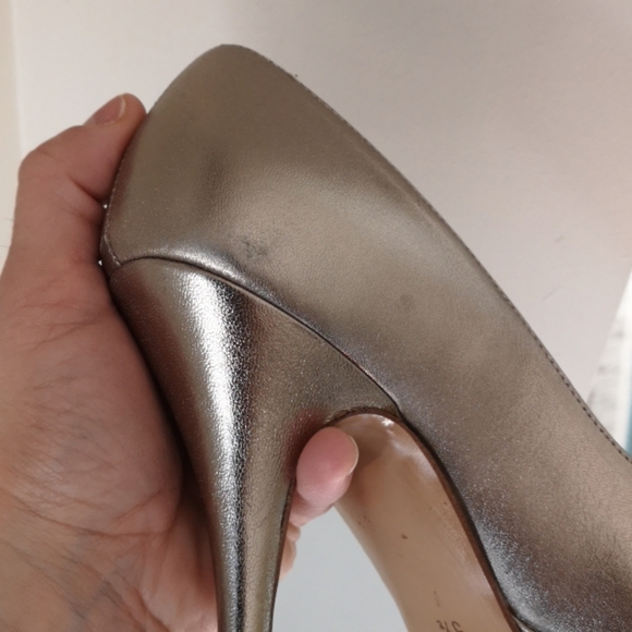 Leather gold and silver peep-toe pumps - Picture 7 of 16